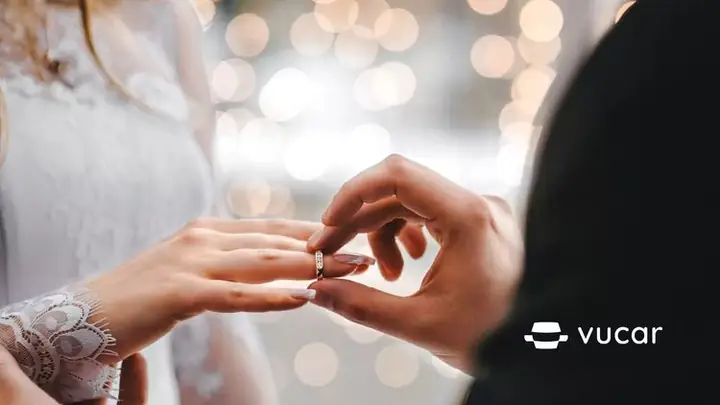 Giải Mã Giấc Mơ Thấy Mình Hôn Bạn Thân: Ý Nghĩa Tâm Lý Và Điềm Báo Từ Giấc Mơ