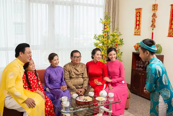 Ngủ Mơ Thấy Đi Chúc Tết Người Thân, Họ Hàng