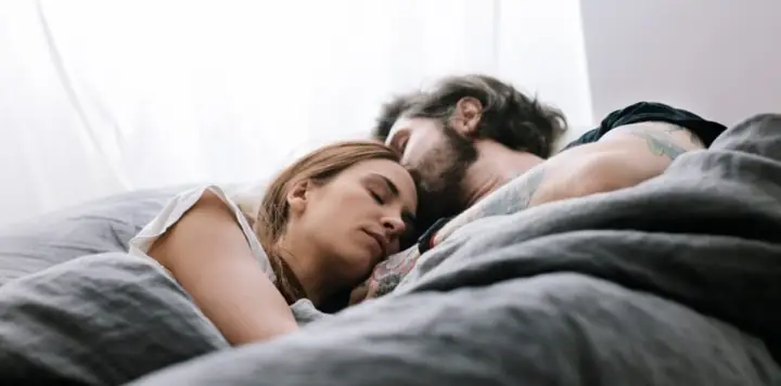 Giải Mã Giấc Mơ Nằm Mơ Thấy Người Khác Quan Hệ Trước Mặt