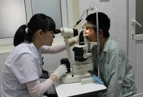 Kính Cận Vỡ Đâm Nhiều Mảnh Vào Mắt Bé Trai 11 Tuổi - Báo ...