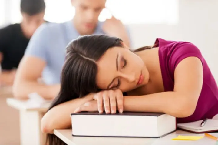 Mơ Đi Thi Muộn Đánh Con Gì? Giải Mã Chi Tiết Giấc Mơ Này