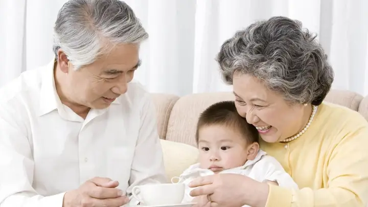 Mơ Thấy Bố Mẹ Bế Con Trai