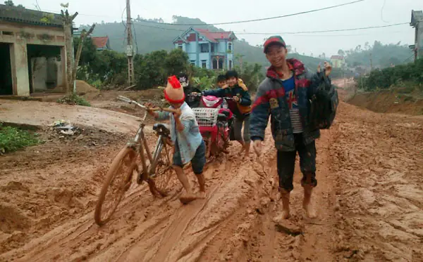 Đẹp Lắm Nụ Cười Em Thơ Trên Con Đường Đầy Bùn Đất