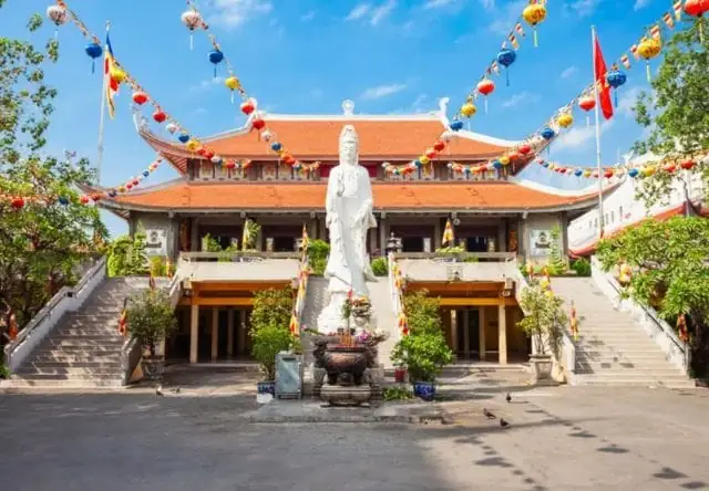 Giải Mã Giấc Mơ Thấy Đi Chùa Cùng Gia Đình Mang Tới Điềm Báo Gì?