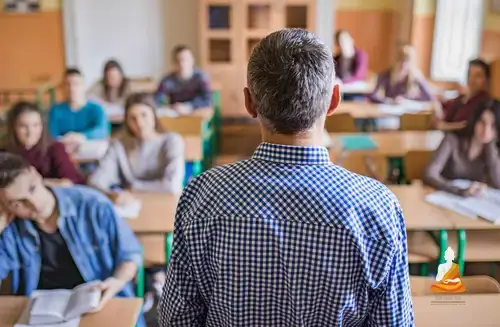 Mơ Thấy Ngồi Trong Lớp Học Và Nghe Giảng