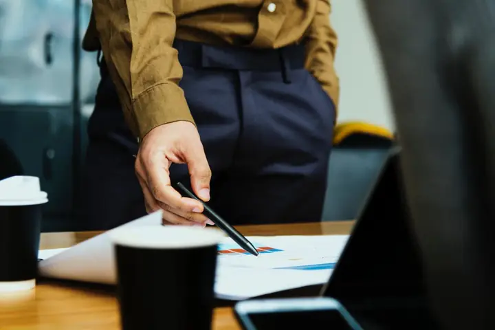 Mơ Thấy Cấp Trên: Tăng Lương Thăng Chức Hay Mất Mát Tiền Bạc?