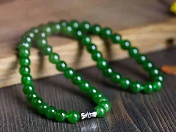 Chiêm Bao Thấy Viên Ngọc Bích Phát Sáng Rực Rỡ