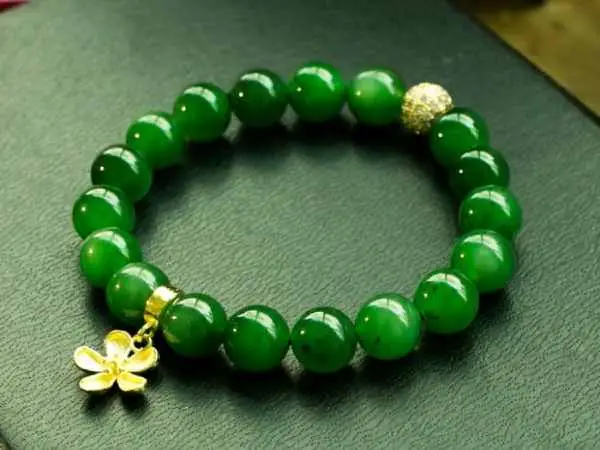 Mơ Thấy Đeo Trang Sức Ngọc Bích