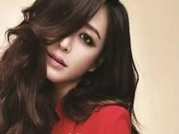 Mơ Thấy Người Phụ Nữ Mặc Đồ Đỏ Có Ánh Mắt Lạnh Lùng Hoặc Giận Dữ