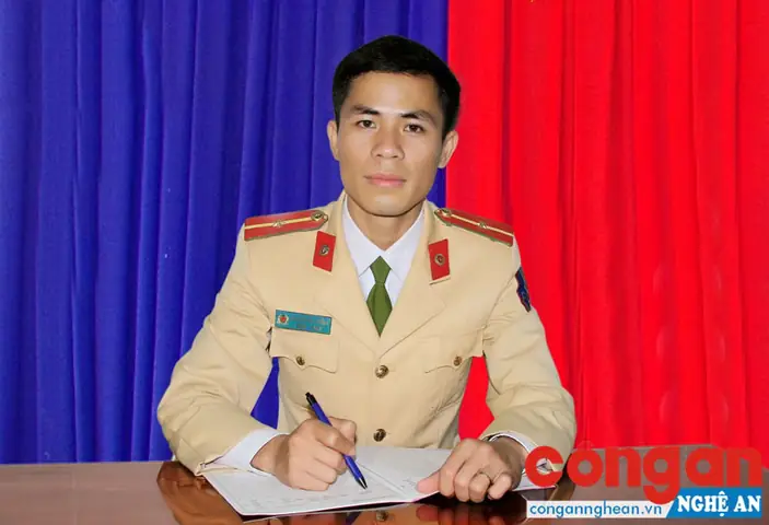 Cảm Phục Thiếu Úy Cảnh Sát Giao Thông Cứu Người Đuối Nước