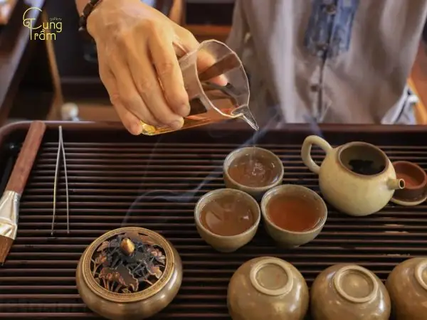 Ngủ Mơ Thấy Chó Trắng Quấn Quýt Đi Theo Mình