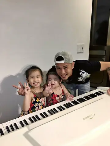 "thanh Niên Ba Yếu Đuối Nằm Mơ Con Bị Bắt Cóc, Dậy Khóc 30 Phút (nhìn Cái Mặt Sưng Húp Là Biết Khóc Trước Đó Lâu Rồi), Làm Tội Con Gái Đang Ngủ, Cứ Ôm Thơm Làm Con Dậy Luôn, Không Hiểu Chuyện Gì Đang Xảy Ra". "thanh Niên Ba Yếu Đuối Nằm Mơ Con Bị Bắt Cóc, Dậy Khóc 30 Phút (nhìn Cái Mặt Sưng Húp Là Biết Khóc Trước Đó Lâu Rồi), Làm Tội Con Gái Đang Ngủ, Cứ Ôm Thơm Làm Con Dậy Luôn, Không Hiểu Chuyện Gì Đang Xảy Ra".