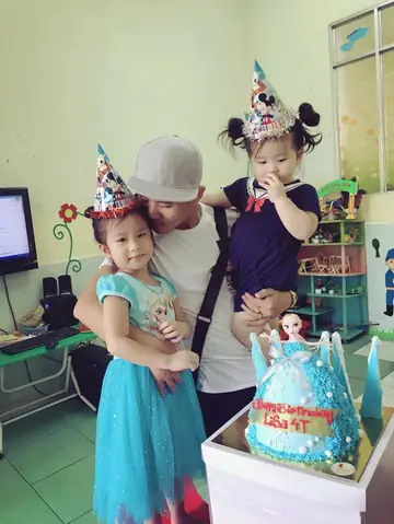 "thanh Niên Ba Yếu Đuối Nằm Mơ Con Bị Bắt Cóc, Dậy Khóc 30 Phút (nhìn Cái Mặt Sưng Húp Là Biết Khóc Trước Đó Lâu Rồi), Làm Tội Con Gái Đang Ngủ, Cứ Ôm Thơm Làm Con Dậy Luôn, Không Hiểu Chuyện Gì Đang Xảy Ra". "thanh Niên Ba Yếu Đuối Nằm Mơ Con Bị Bắt Cóc, Dậy Khóc 30 Phút (nhìn Cái Mặt Sưng Húp Là Biết Khóc Trước Đó Lâu Rồi), Làm Tội Con Gái Đang Ngủ, Cứ Ôm Thơm Làm Con Dậy Luôn, Không Hiểu Chuyện Gì Đang Xảy Ra".