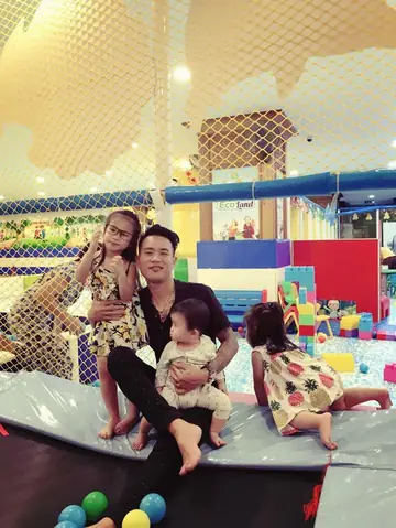 "thanh Niên Ba Yếu Đuối Nằm Mơ Con Bị Bắt Cóc, Dậy Khóc 30 Phút (nhìn Cái Mặt Sưng Húp Là Biết Khóc Trước Đó Lâu Rồi), Làm Tội Con Gái Đang Ngủ, Cứ Ôm Thơm Làm Con Dậy Luôn, Không Hiểu Chuyện Gì Đang Xảy Ra".
