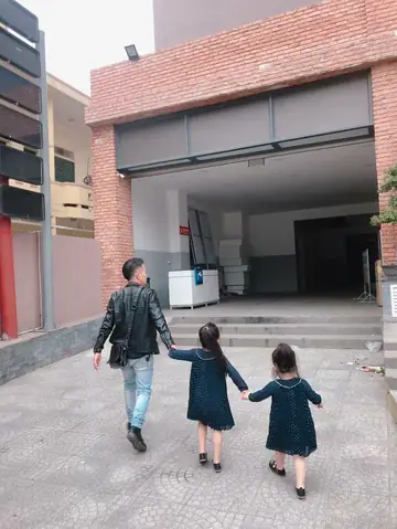 "thanh Niên Ba Yếu Đuối Nằm Mơ Con Bị Bắt Cóc, Dậy Khóc 30 Phút (nhìn Cái Mặt Sưng Húp Là Biết Khóc Trước Đó Lâu Rồi), Làm Tội Con Gái Đang Ngủ, Cứ Ôm Thơm Làm Con Dậy Luôn, Không Hiểu Chuyện Gì Đang Xảy Ra". "thanh Niên Ba Yếu Đuối Nằm Mơ Con Bị Bắt Cóc, Dậy Khóc 30 Phút (nhìn Cái Mặt Sưng Húp Là Biết Khóc Trước Đó Lâu Rồi), Làm Tội Con Gái Đang Ngủ, Cứ Ôm Thơm Làm Con Dậy Luôn, Không Hiểu Chuyện Gì Đang Xảy Ra".