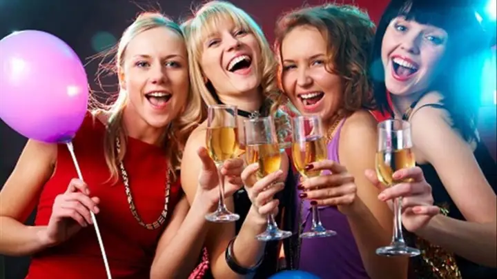 Nằm Mơ Thấy Đông Người An Tiệc Điềm Báo Gì Và Ý Nghĩa Phong Thủy