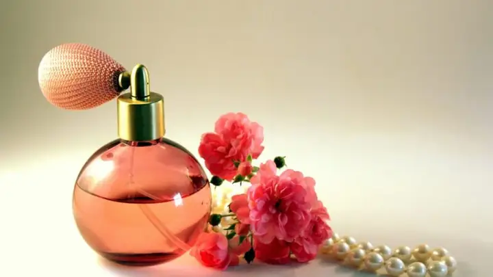Nằm Mơ Thấy Được Tặng Nước Hoa Có Ý Nghĩa Gì?