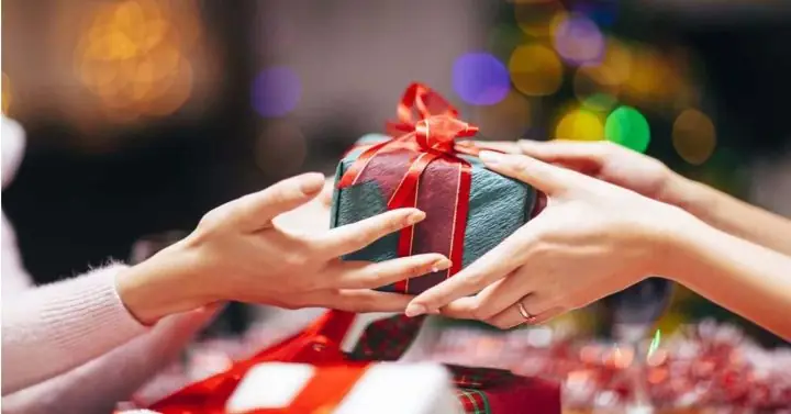 Nằm Mơ Thấy Được Tặng Vòng Tay: Giải Mã Ý Nghĩa Sâu Sắc ...