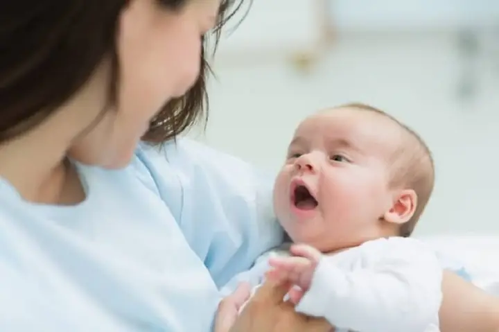 Nằm Mơ Thấy Bồng Em Bé Đánh Đề Con Gì? Mơ Ẵm Bé Trai