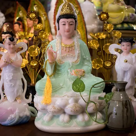 + Nằm Mơ Thấy Tượng Mẹ Quan Âm Đang Ngự Trên Đài Sen: