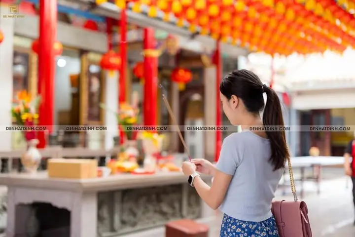 Top 4 Con Số Tài Lộc Khi Mơ Thấy Thắp Hương Ở Miếu, Mộ, Nghĩa Trang