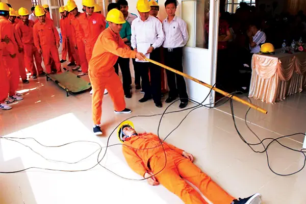 Cấp Cứu Người Bị Điện Giật: 5 Sai Lầm Tai Hại