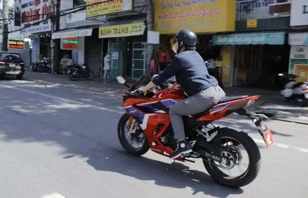 Chạy Xe Máy Chậm: Biểu Tượng Của Sự Thận Trọng, Bất An Và Do Dự