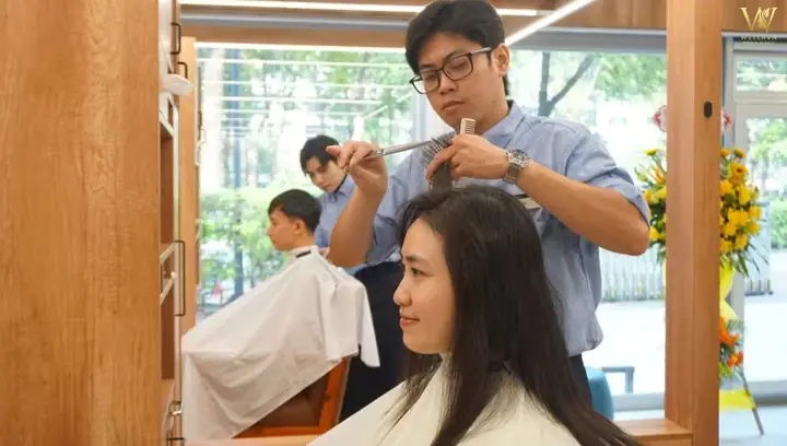 10. Nam Giới Mơ Thấy Mình Cắt Tóc Cho Vợ