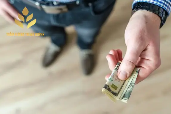 Nằm Mơ Thấy Người Ta Đưa Tiền Cho Mình Hên Hay Xui?