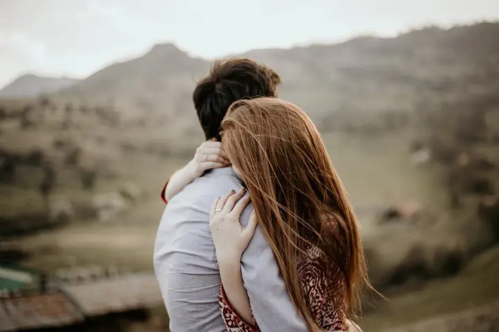 Ngủ Mơ Thấy Người Yêu Cũ Ôm Mình