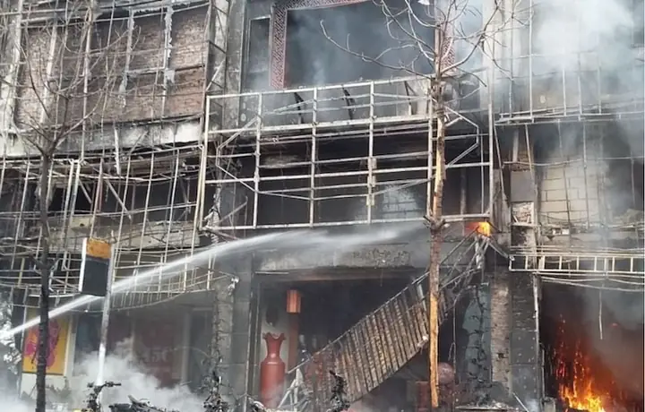 Nằm Mơ Thấy Cháy Nhà Là Điềm Gì Là Thắc Mắc Chung Của Rất Nhiều Người Khi Vô Tình Trải Qua Giấc Mơ Đáng Sợ Này. Nhà Là Nơi Gắn Liền Với Sự Bình Yên, Hạnh Phúc Và Kỷ Niệm, Vì Vậy Việc Mơ Thấy Ngôi Nhà Bốc Cháy Thường Khiến Người Ta Lo Lắng Không Yên. Liệu Đây Có Phải Là Điềm Báo Xui Xẻo Hay Chỉ Là Tín Hiệu Cho Những Thay Đổi Sắp Tới Trong Cuộc Sống?