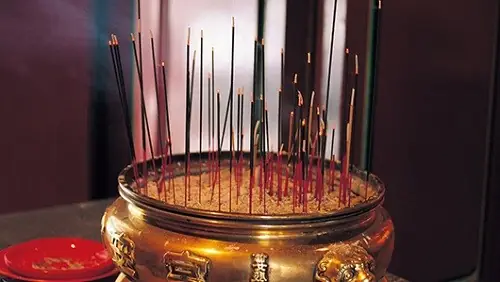 Mơ Thấy Thắp Hương Trong Bát Nhang