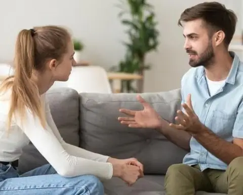 Nằm Mơ Thấy Nói Chuyện Với Người Quen: Giải Mã Giấc Mơ Và Ý Nghĩa Tâm Lý