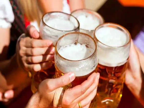 Ngủ Mơ Thấy Uống Bia Có Điềm Báo Gì