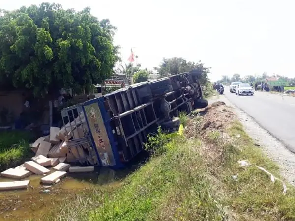 Chiêm Bao Thấy Cứu Người Trong Vụ Xe Tải Bị Lật