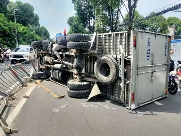 Nằm Mơ Thấy Xe Tải Bị Lật Mang Điềm Báo Tốt Xấu Gì?