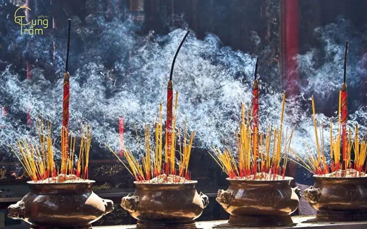 Nằm Mơ Thấy Thắp Hương Là Điềm Gì? May Mắn Hay Xui Rủi? | Cung ...