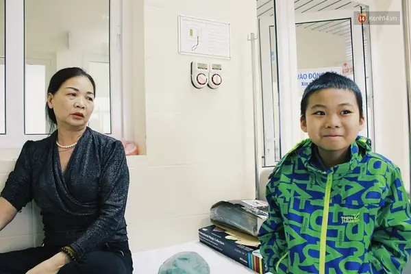 Đến Thăm Minh Tại Bệnh Viện K, Chỉ Vừa Mới Hỏi Thăm Về Em, Tất Cả Các Y, Bác Sỹ Ở Đây Đều Biết. Họ Nói Đó Là Một Cậu Bé Rất Lanh Lợi Và Thần Tượng Sơn Tùng M-tp Vô Điều Kiện.