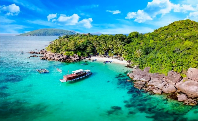 Bãi biển hoang sơ với cát trắng và nước biển xanh biếc
