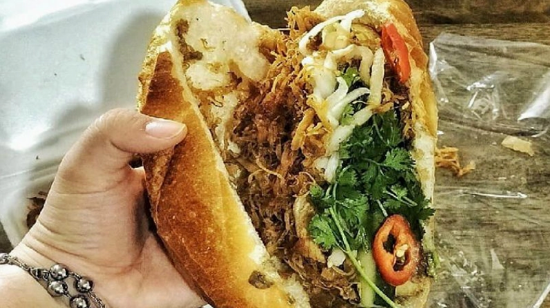 Khám phá Top Quán Ăn Quận 7 'Ngon-Bổ-Rẻ' Nhất 2026: Đừng Bỏ Lỡ! Bánh mì gà Nguyễn Thị Thập