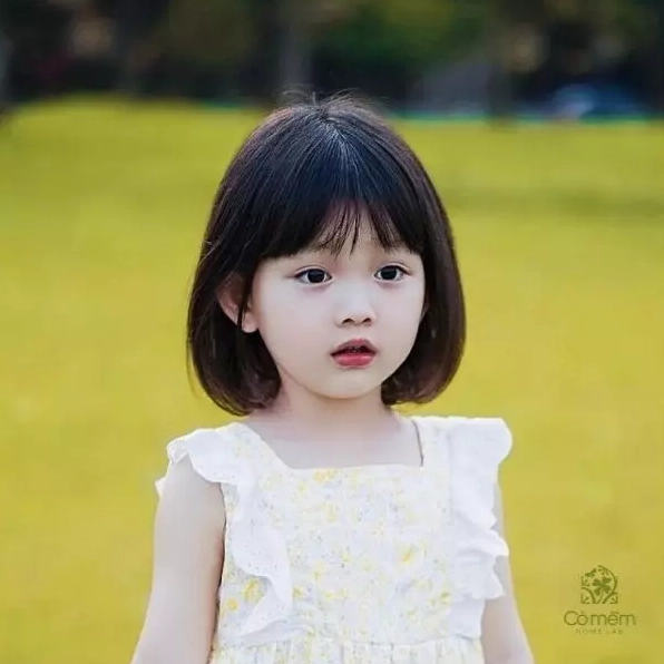 Bé gái với kiểu tóc ngắn được tạo kiểu nhẹ nhàng
