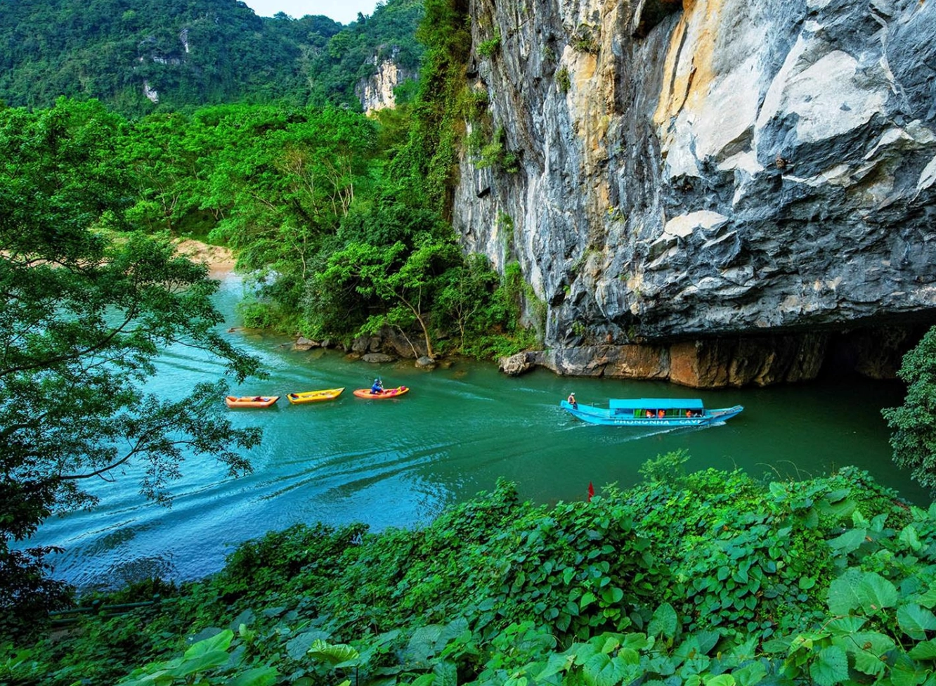 Bên trong Động Thiên Đường với thạch nhũ lấp lánh