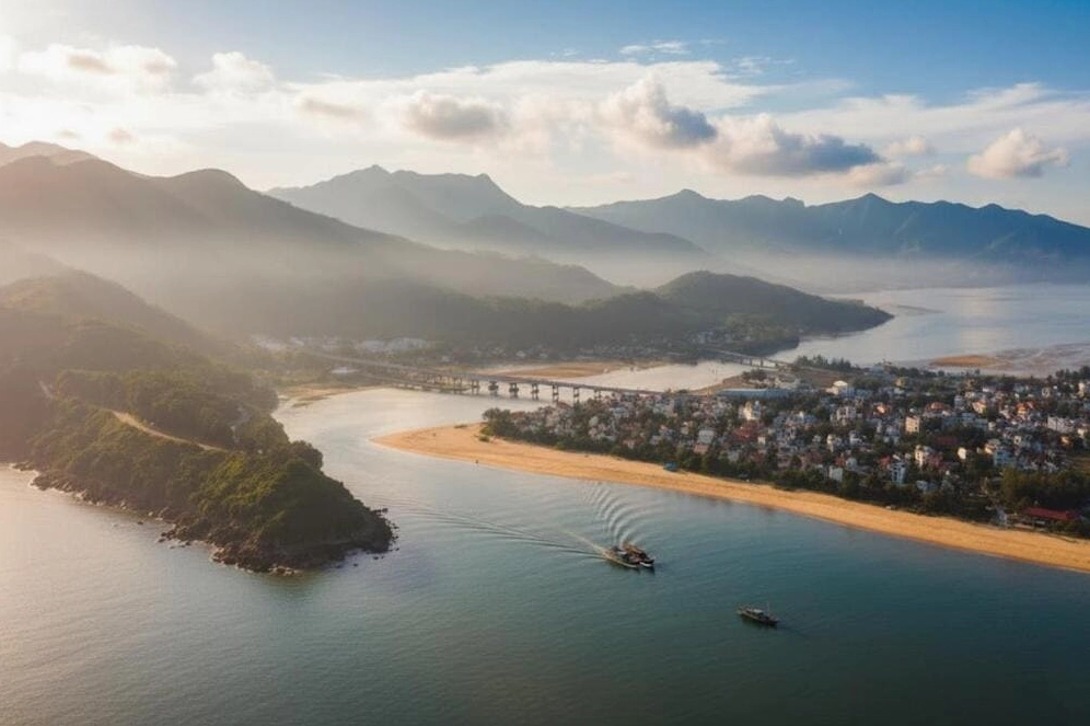 Biển Lăng Cô: Khám Phá 'Viên Ngọc Xanh' Tuyệt Đẹp Miền Trung 2026
