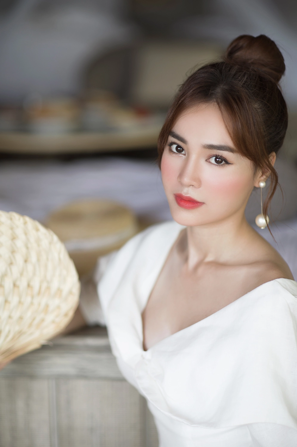 Búi tóc cao kết hợp phụ kiện sang trọng