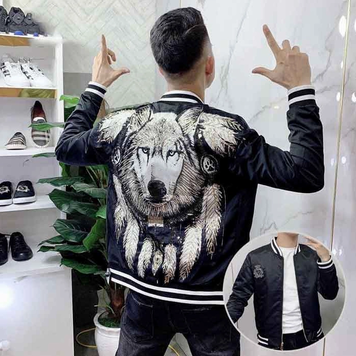 Cận cảnh chất liệu và họa tiết áo đại bàng