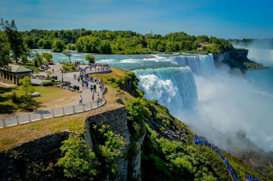 Cận cảnh dòng nước đổ xuống của Thác Niagara