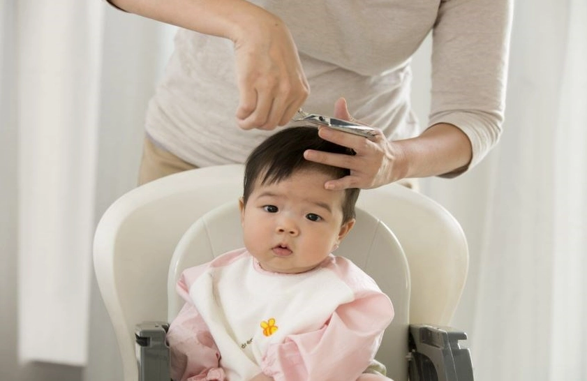 Cắt Tóc Cho Trẻ Sơ Sinh: Hướng Dẫn Chi Tiết 2026