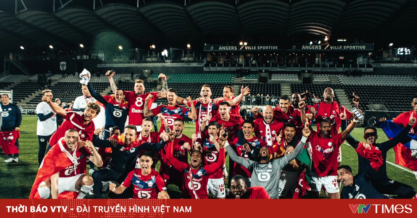 Cầu thủ Lille OSC giương cao chiếc cúp vô địch Ligue 1