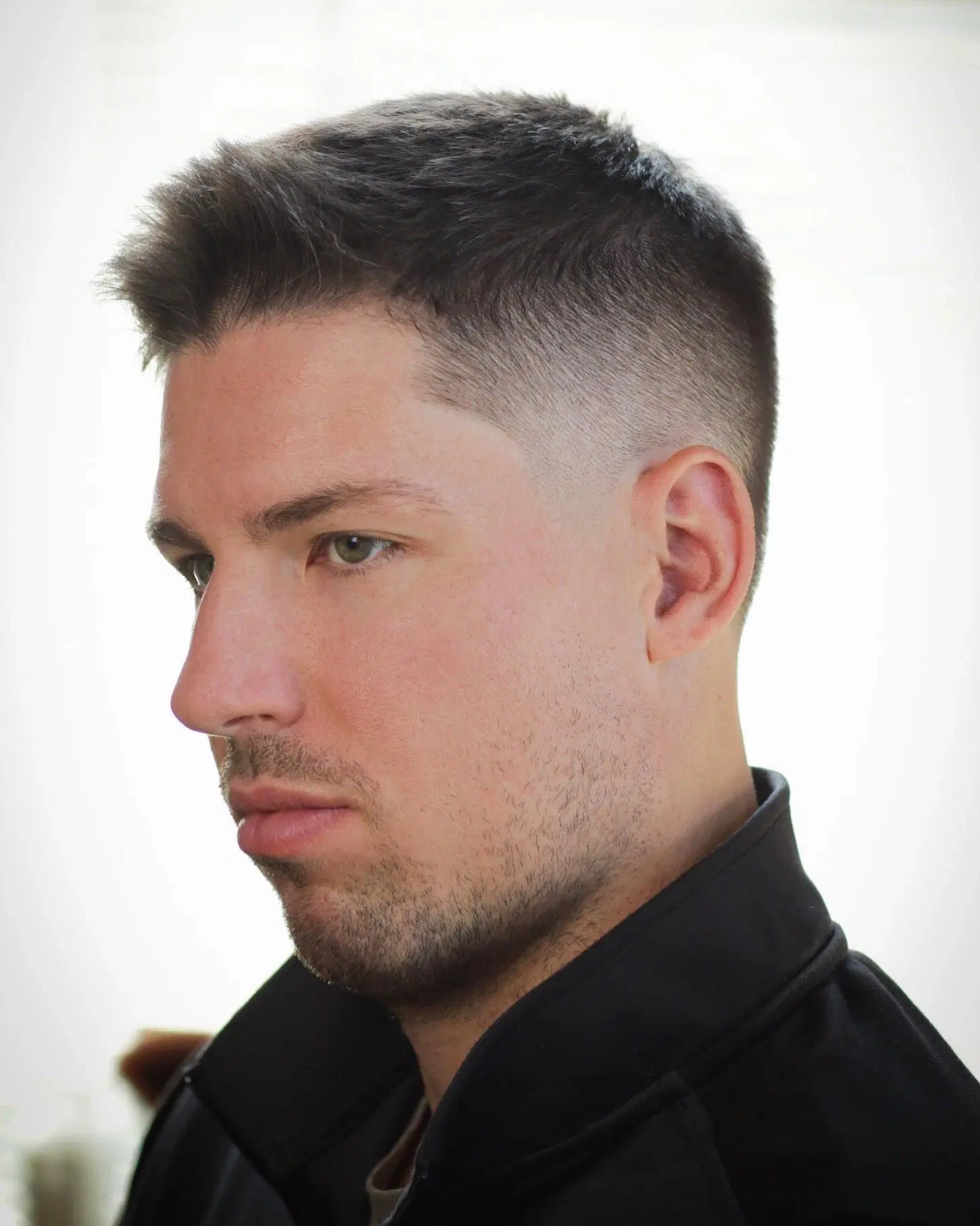 Chàng trai sử dụng sáp vuốt tóc để tạo kiểu undercut quiff