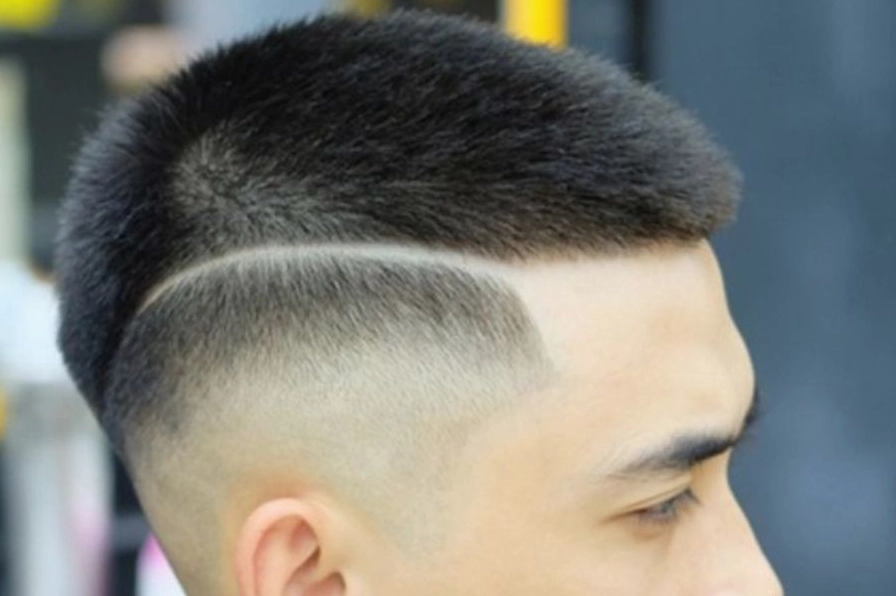 Chàng trai với kiểu tóc layer ngắn nam vuốt ngược phong cách
